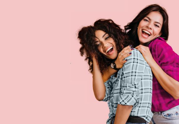 Ragazze sorridenti con sfondo rosa