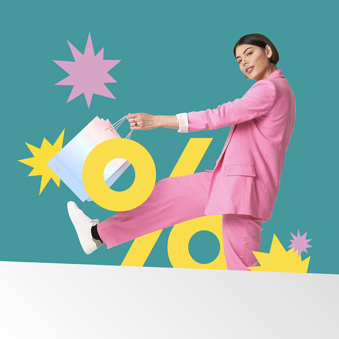 Donna con completo giacca pantalone rosa e simbolo della % giallo sullo sfondo