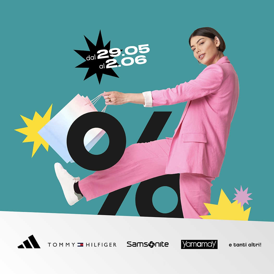 Donna in completo rosa con sacchetti shopping e simbolo %, promozione dal 29 maggio al 2 giugno