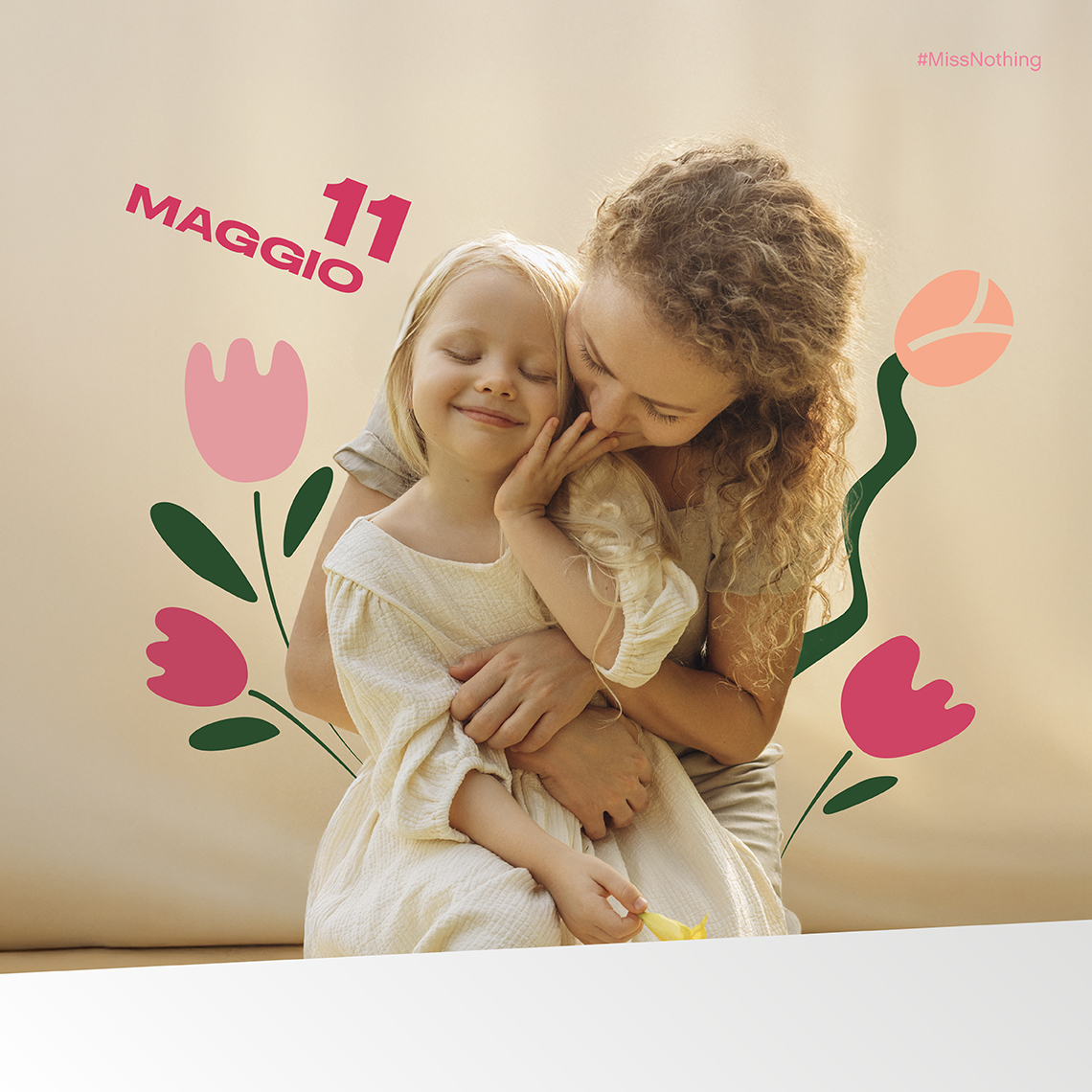 Mamma e figlia che si abbracciano e sullo afondo fiori stilizzati