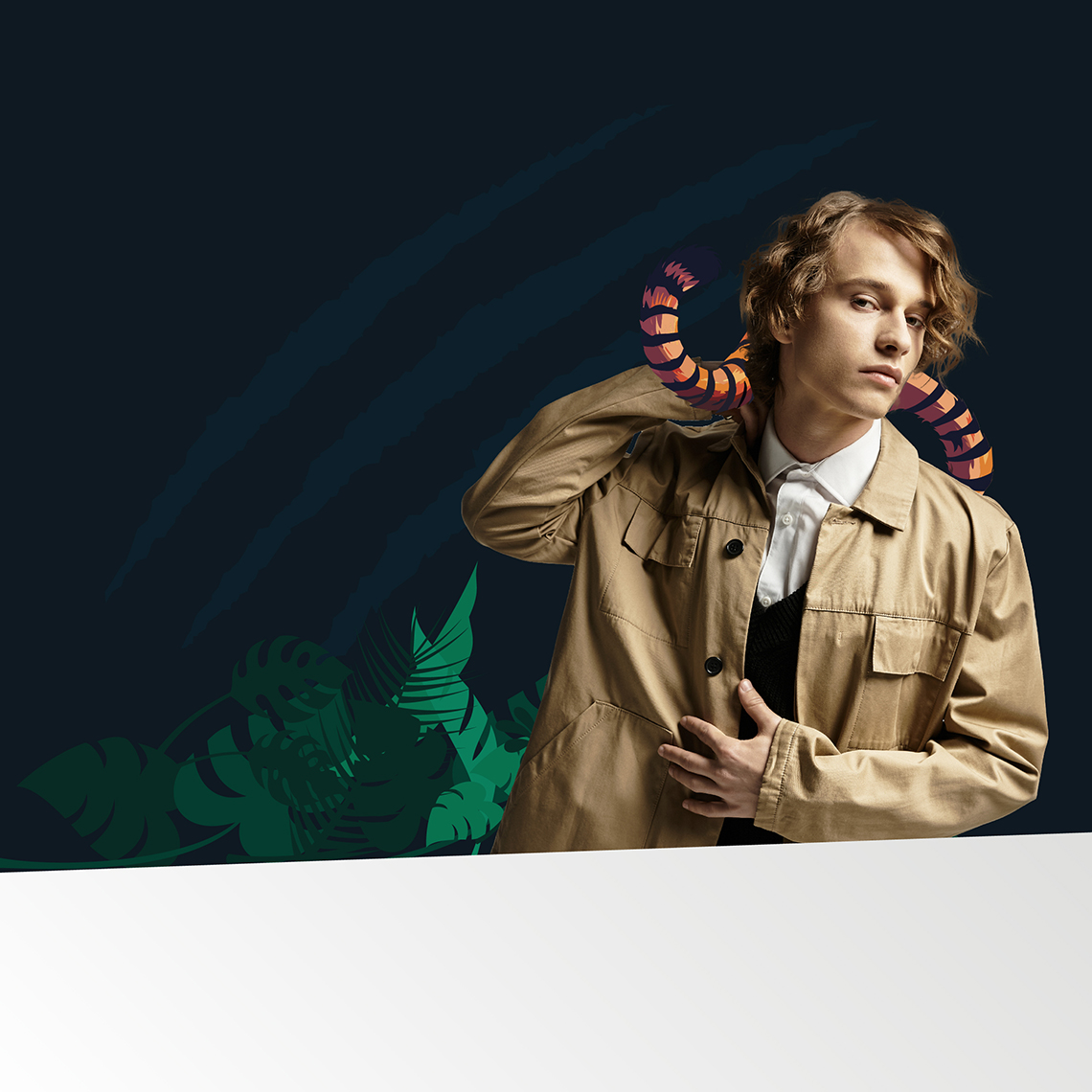 Ragazzo con giacca beige su sfondo scuro con foglie tropicali e coda di tigre stilizzata