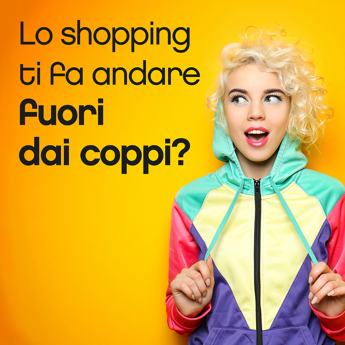 Donna bionda in felpa colorata su sfondo giallo, con espressione sorpresa