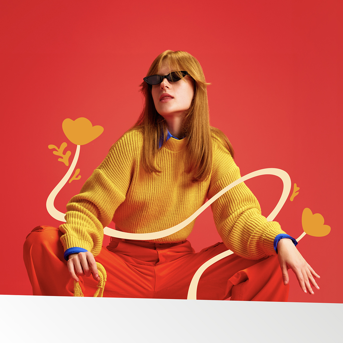 Donna con maglione giallo su sfondo rosso con elementi floreali grafici