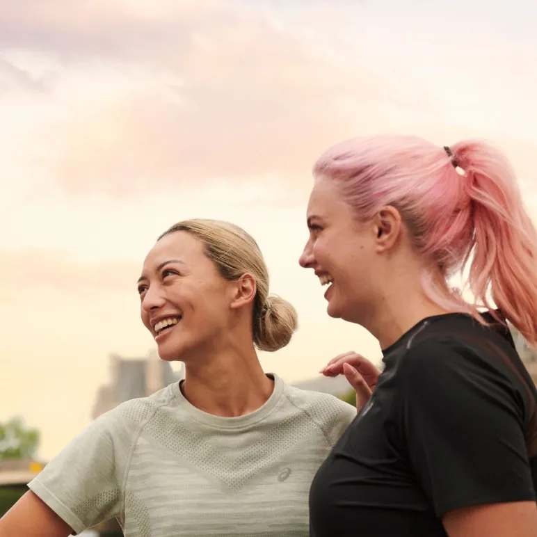 Donne vestite sportive che sorridono