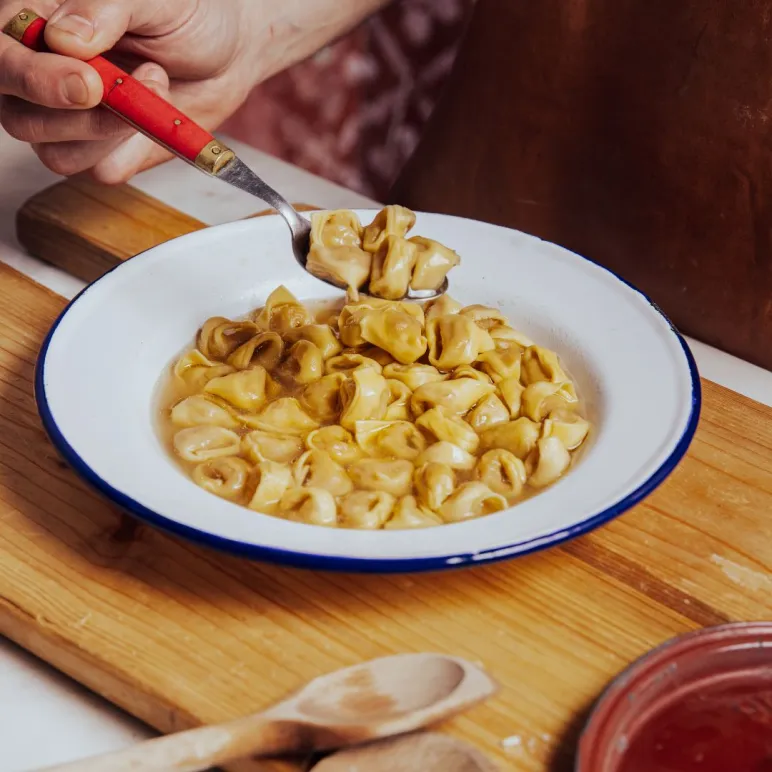 Piatto di tortellini in brodo