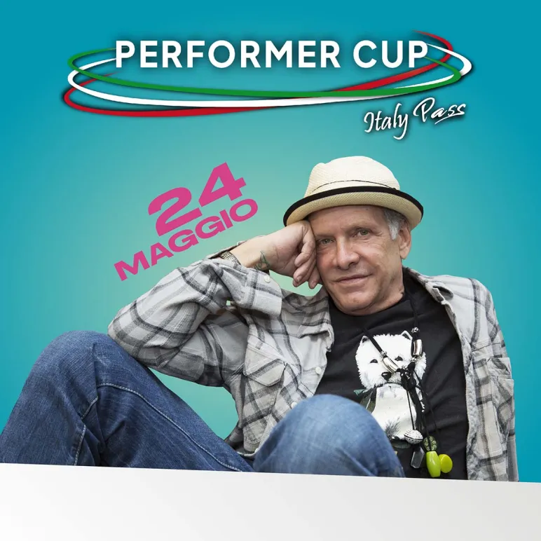 Garrison Rochelleseduto su sfondo turchese, con scritta Performer Cup e data 24 Maggio