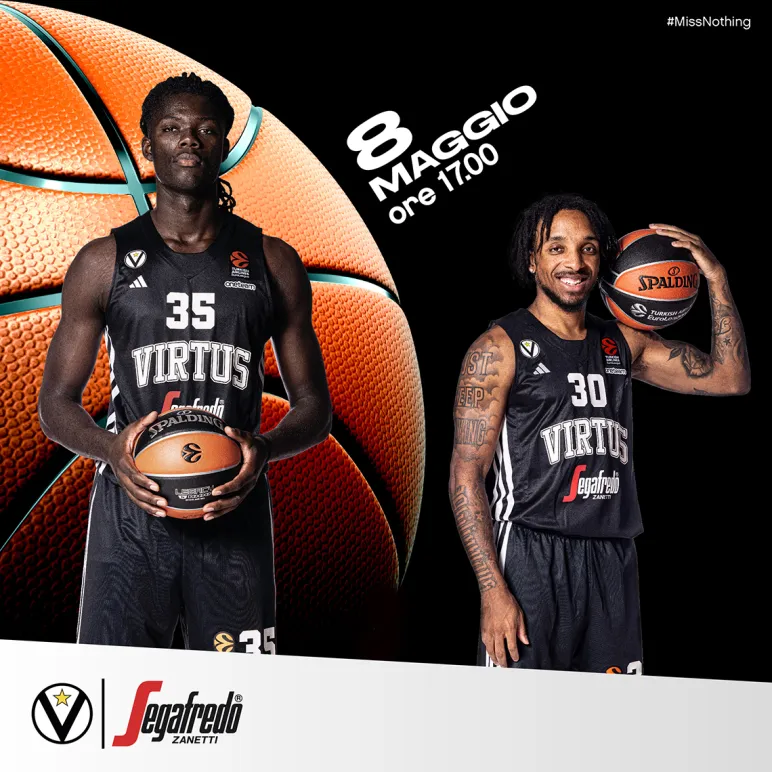 Matt Morgan e Mouhamet Diouf della Virtus Segafredo Bologna con pallone da basket brande sullo sfondo
