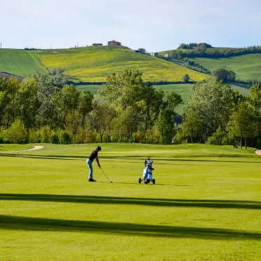 Campo da golf con persona che sta per lanciare