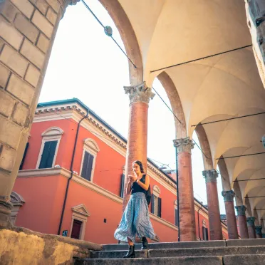 Portici di Bologna con ragazza che cammina