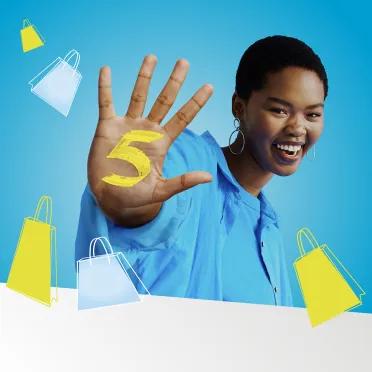 Donna sorridente che mostra la mano con il numero 5, circondata da shopper stilizzate su sfondo azzurro
